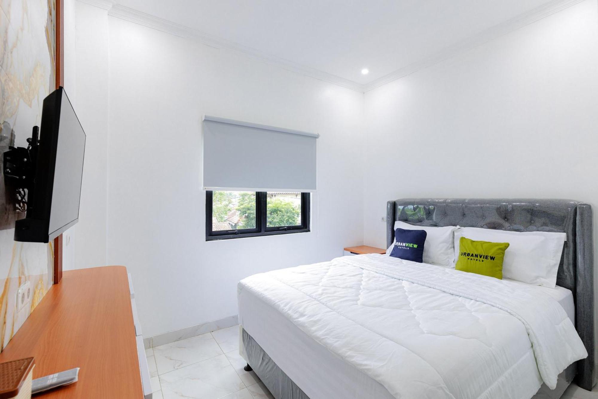 Urbanview Hotel Amira Syariah Bogor Pamoyanan Exterior foto